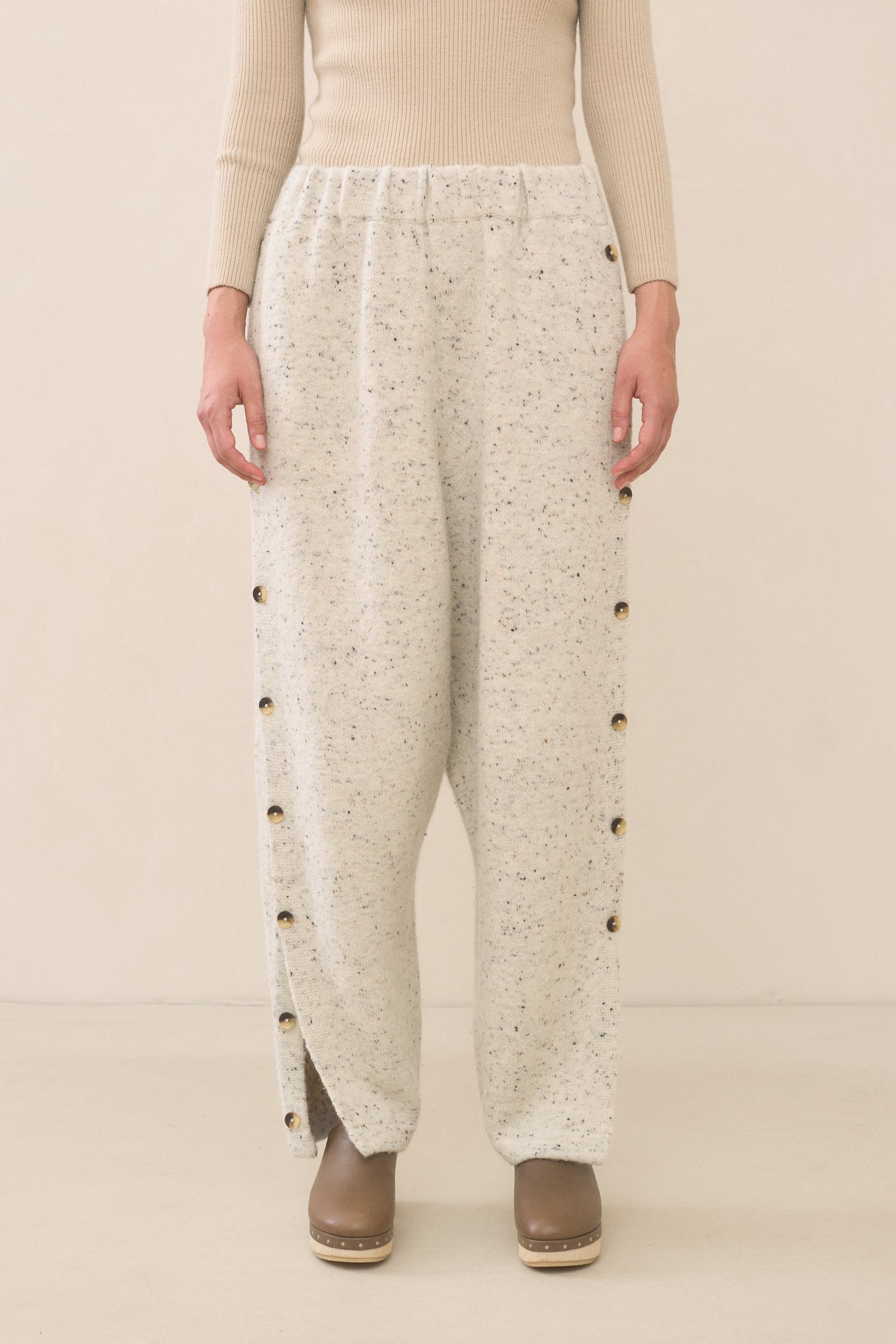 BUTTON TROUSER