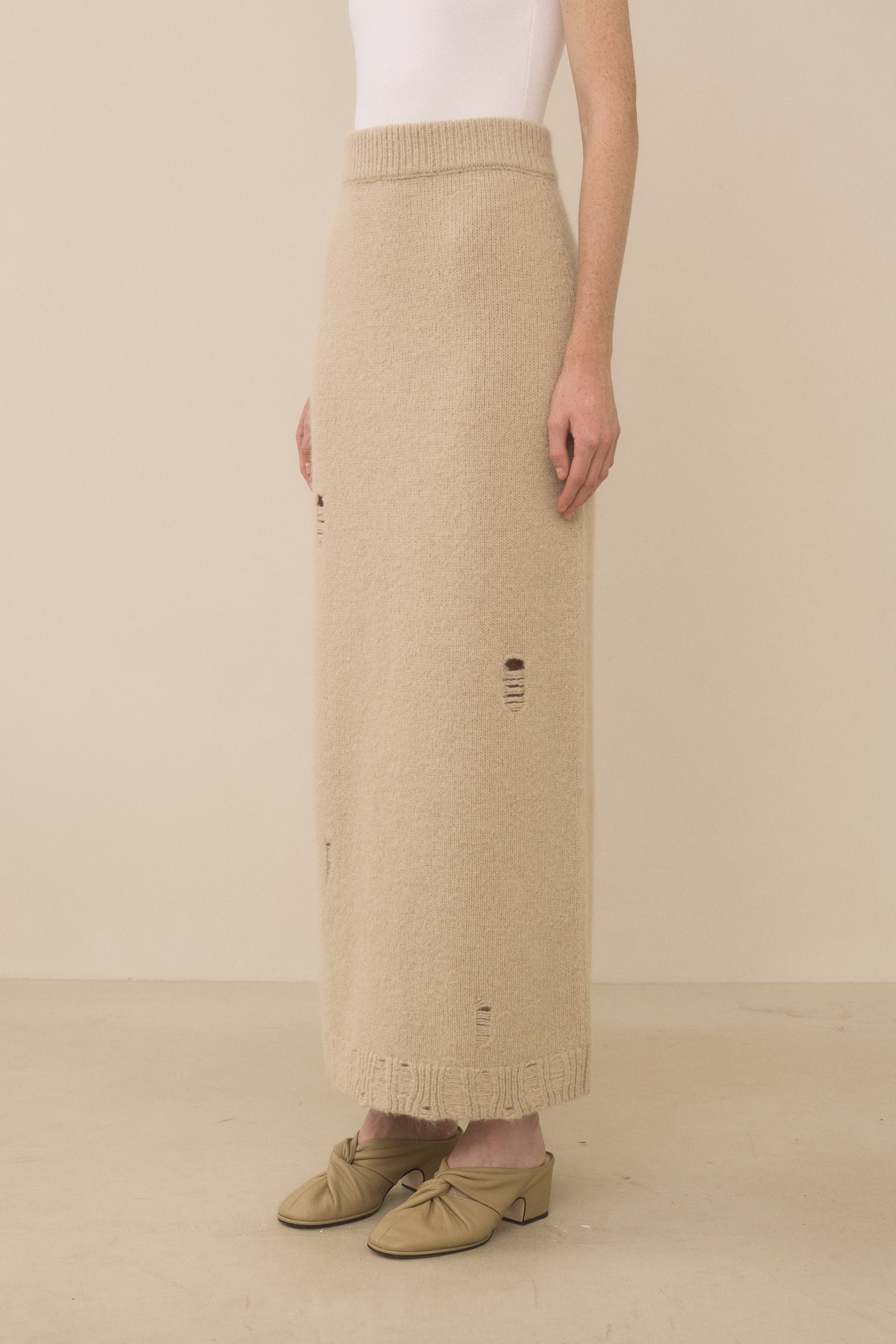 DISTRESSED SKIRT