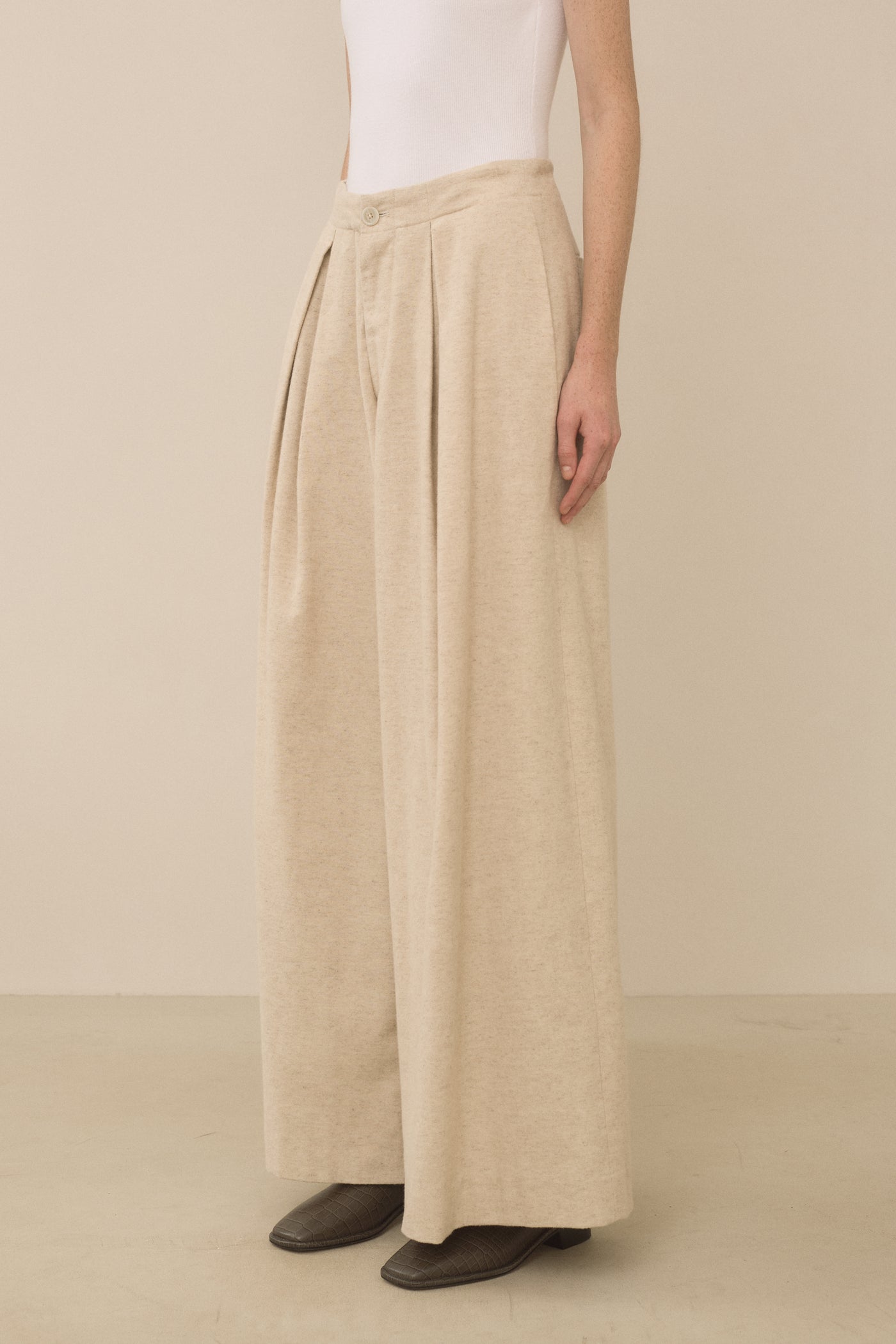 FLANNEL PLEAT TROUSER