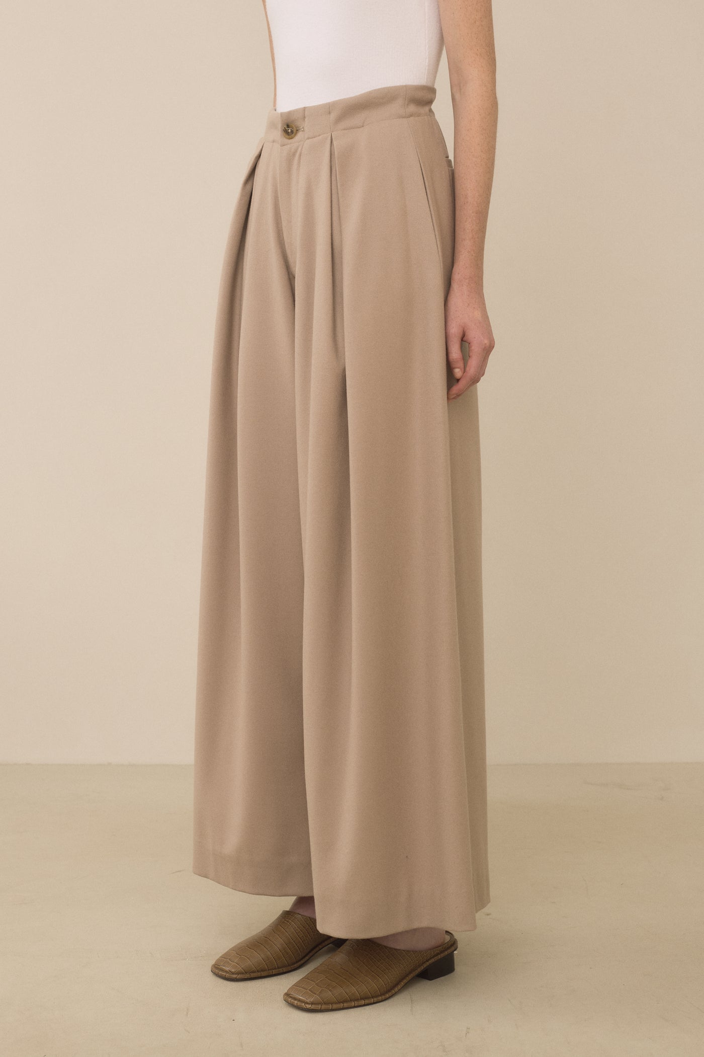 PLEAT TROUSER