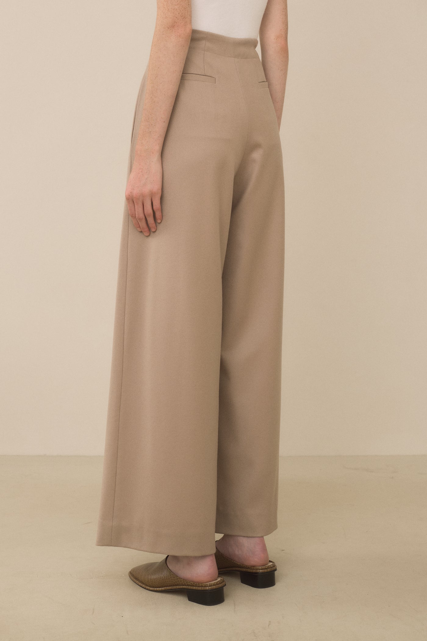 PLEAT TROUSER
