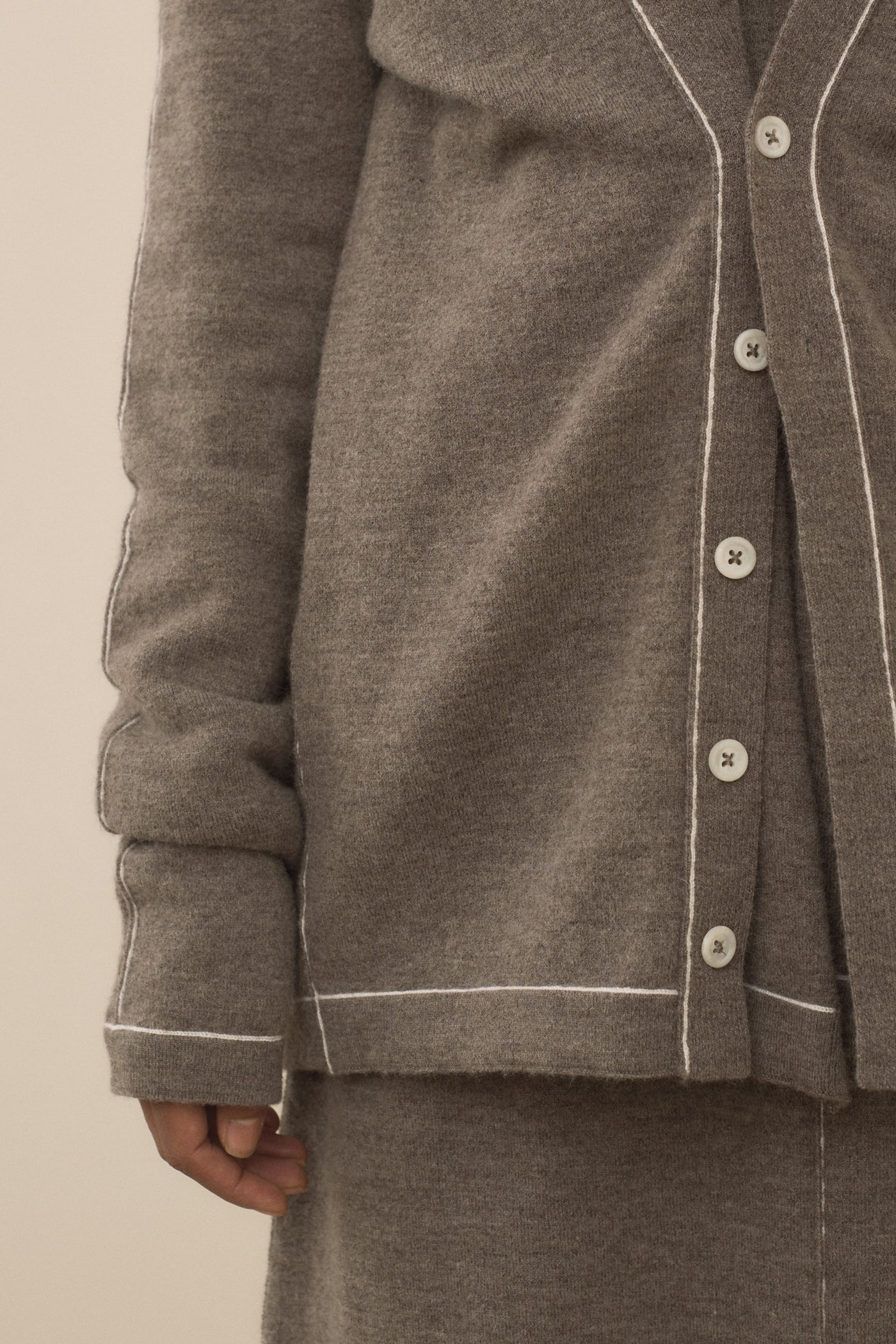 STITCH BUTTON CARDIGAN