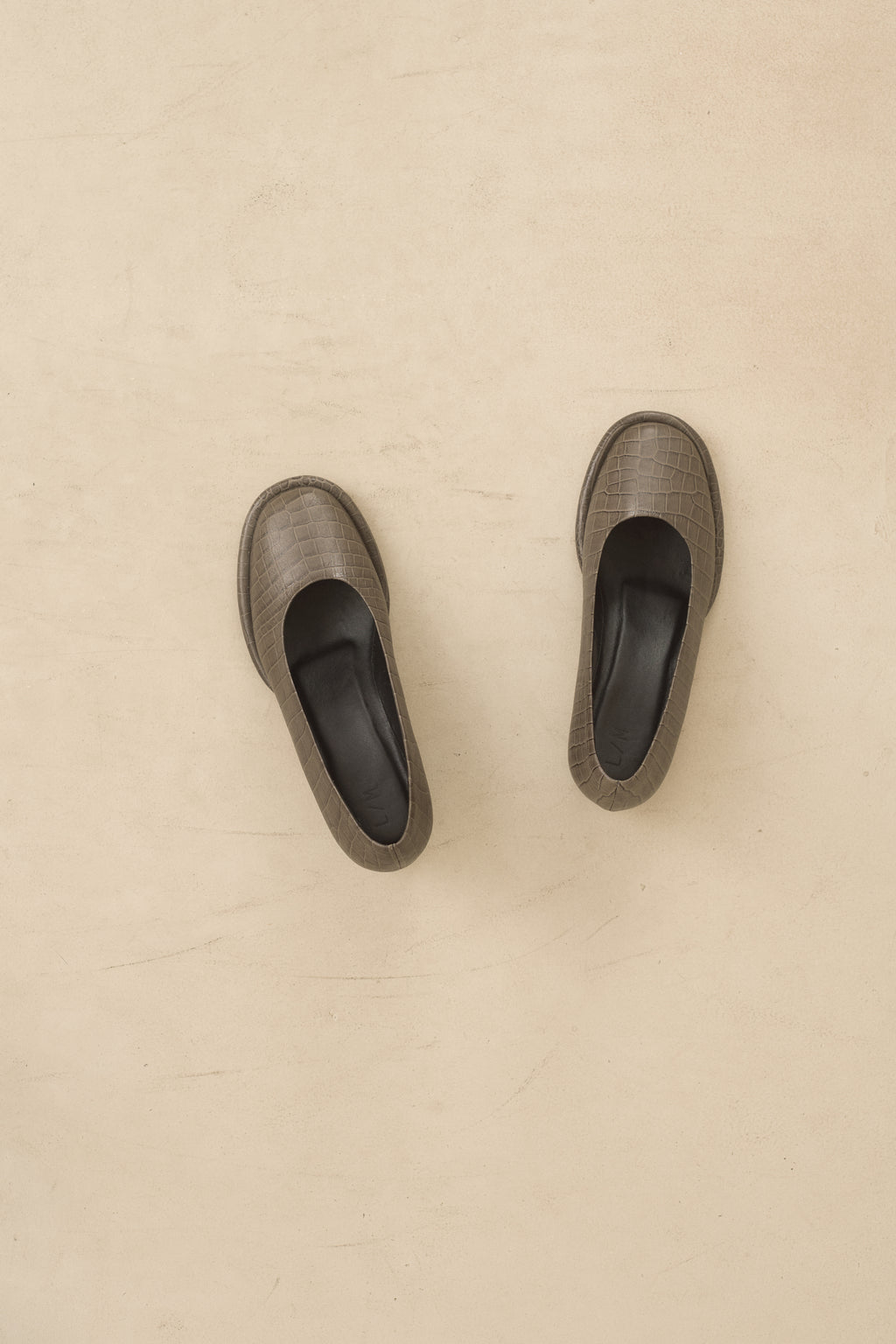 EMBOSSED ARCH PUMP