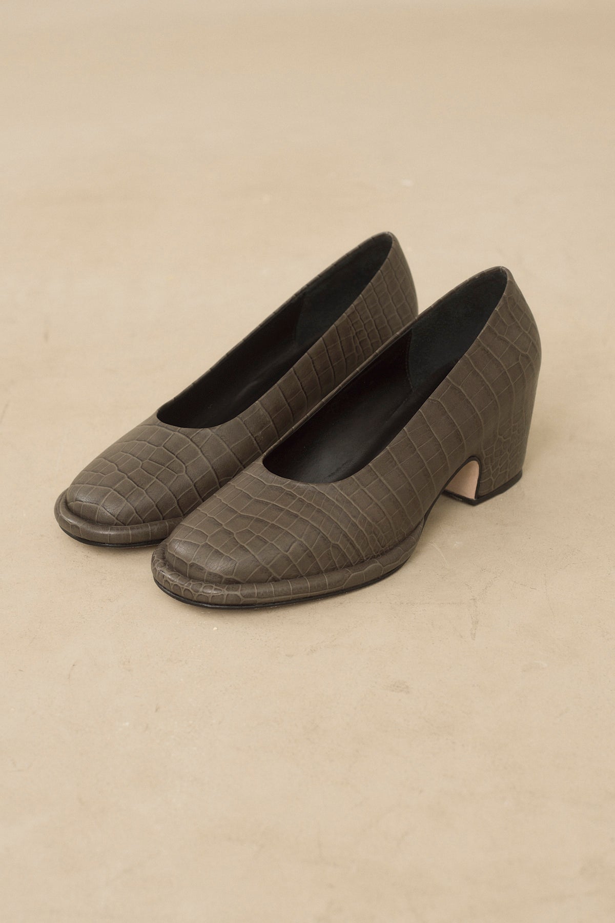 EMBOSSED ARCH PUMP