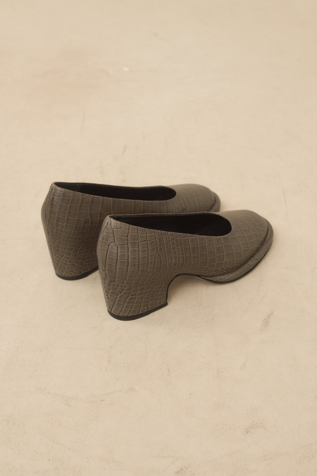 EMBOSSED ARCH PUMP
