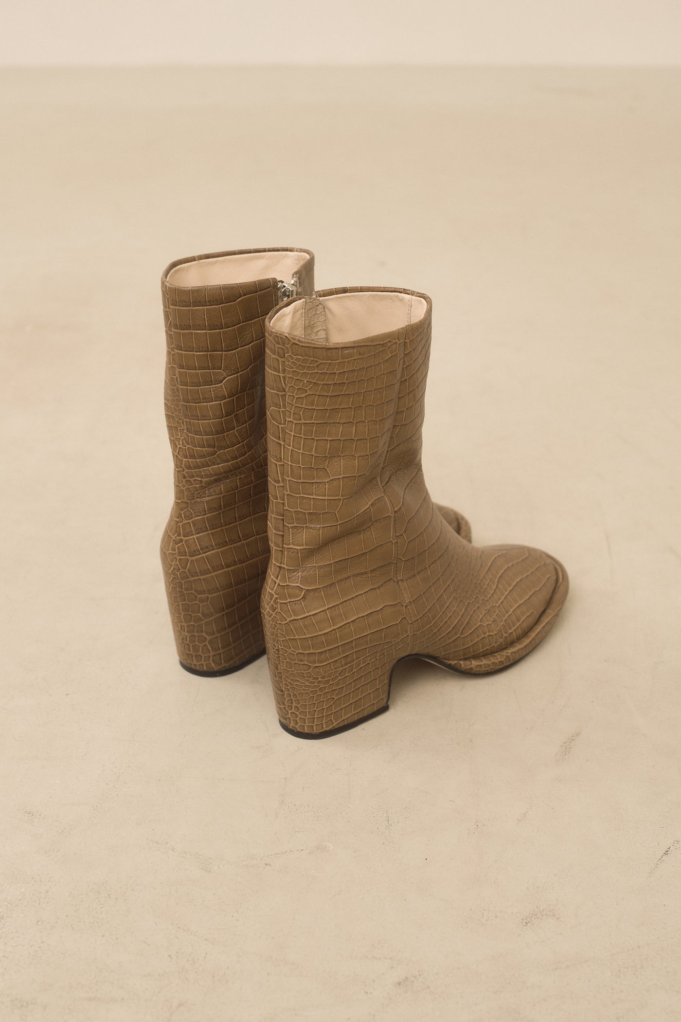 EMBOSSED ARCH BOOT