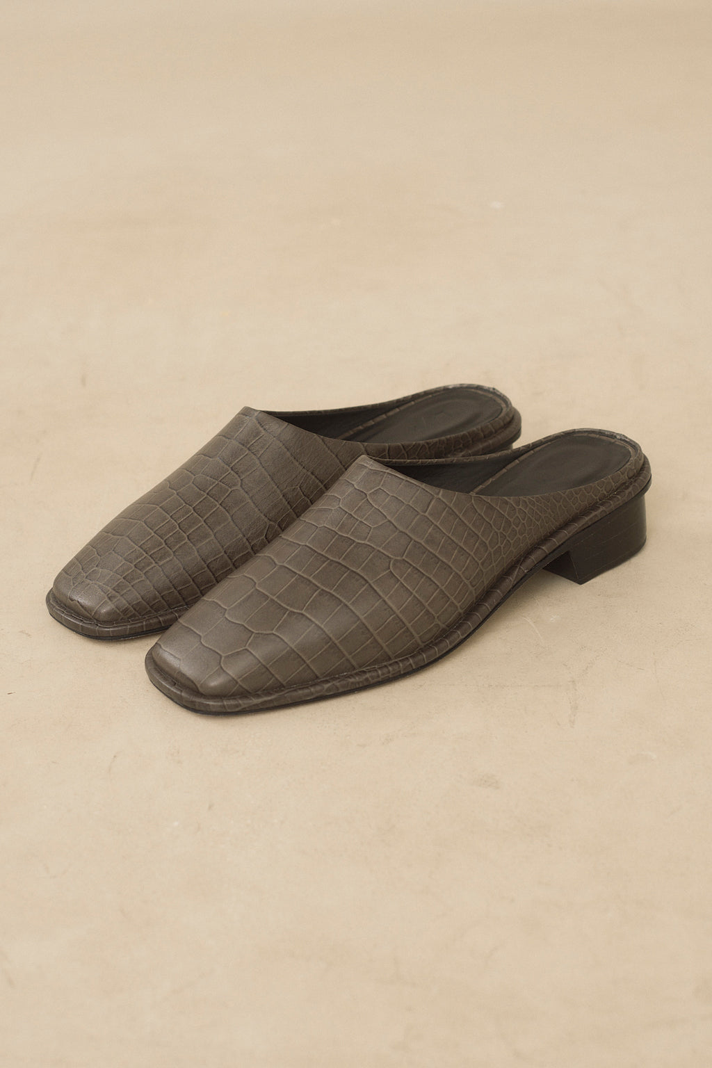 EMBOSSED SQUARE MULE