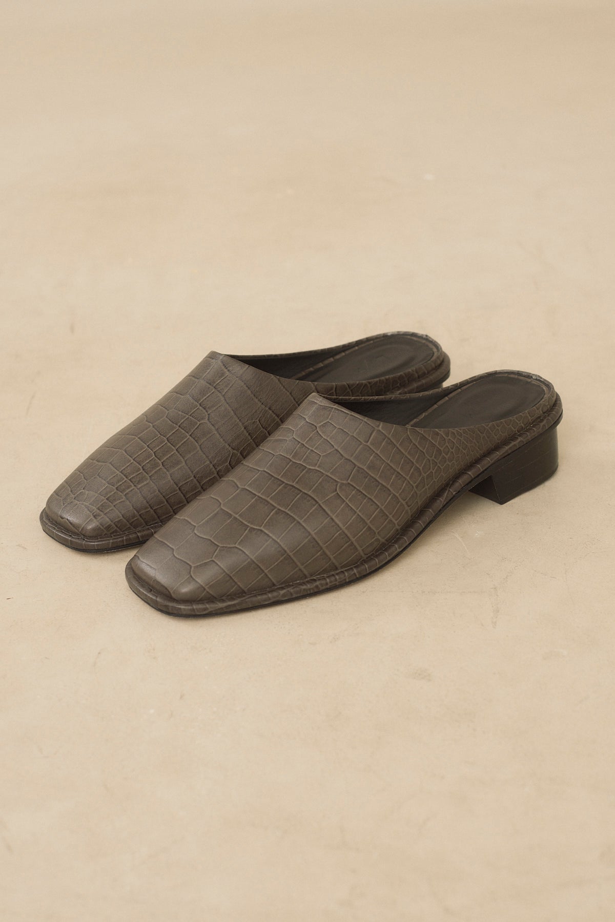 EMBOSSED SQUARE MULE