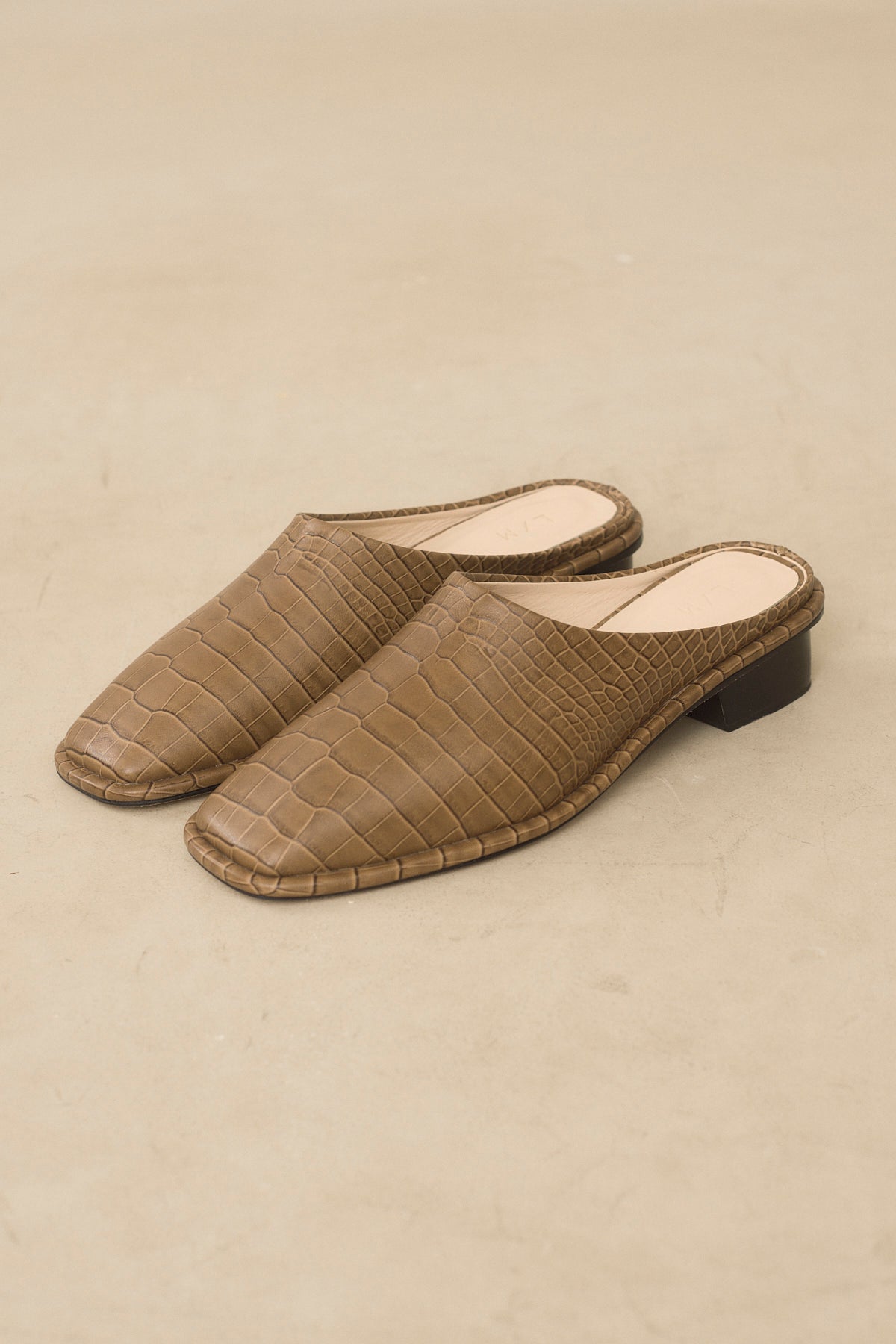 EMBOSSED SQUARE MULE