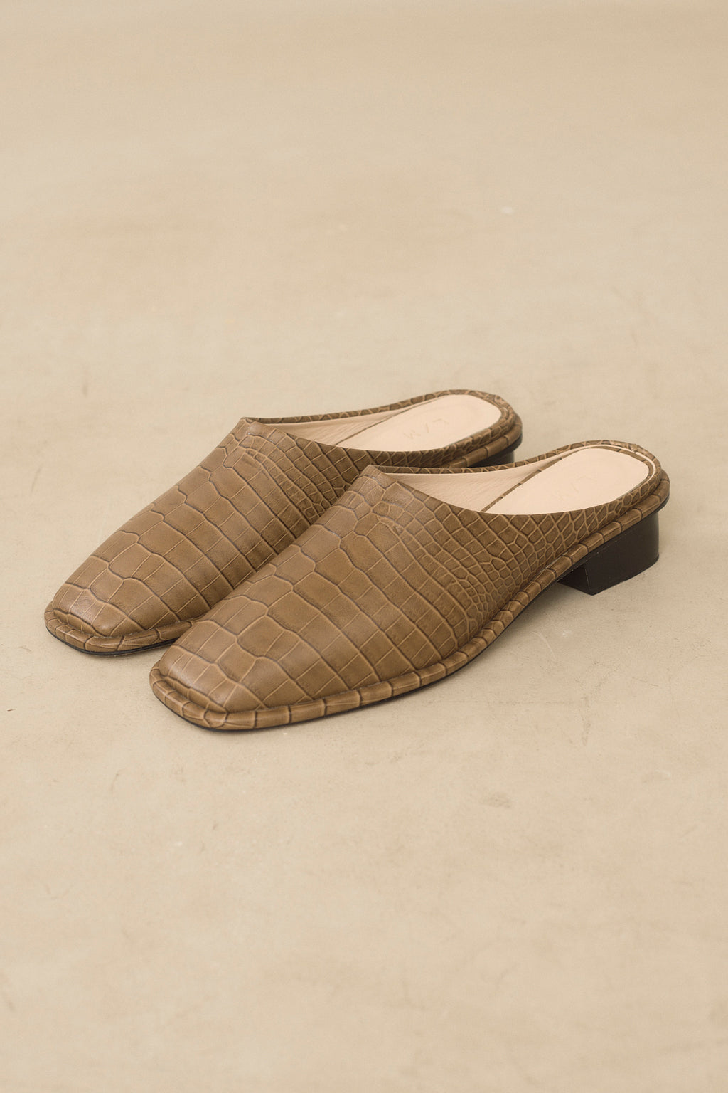 EMBOSSED SQUARE MULE