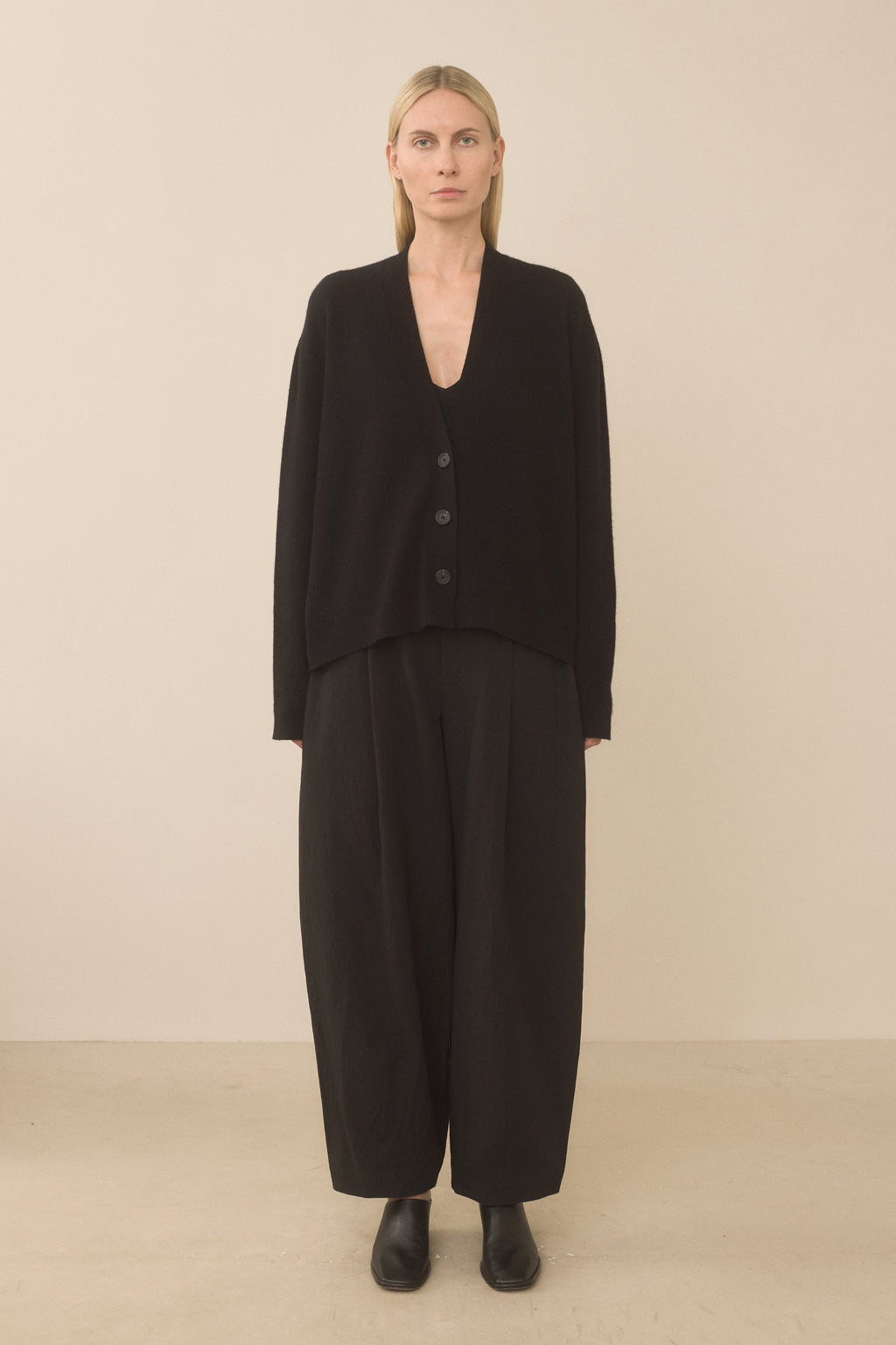 SOFT LOW BUTTON CARDIGAN