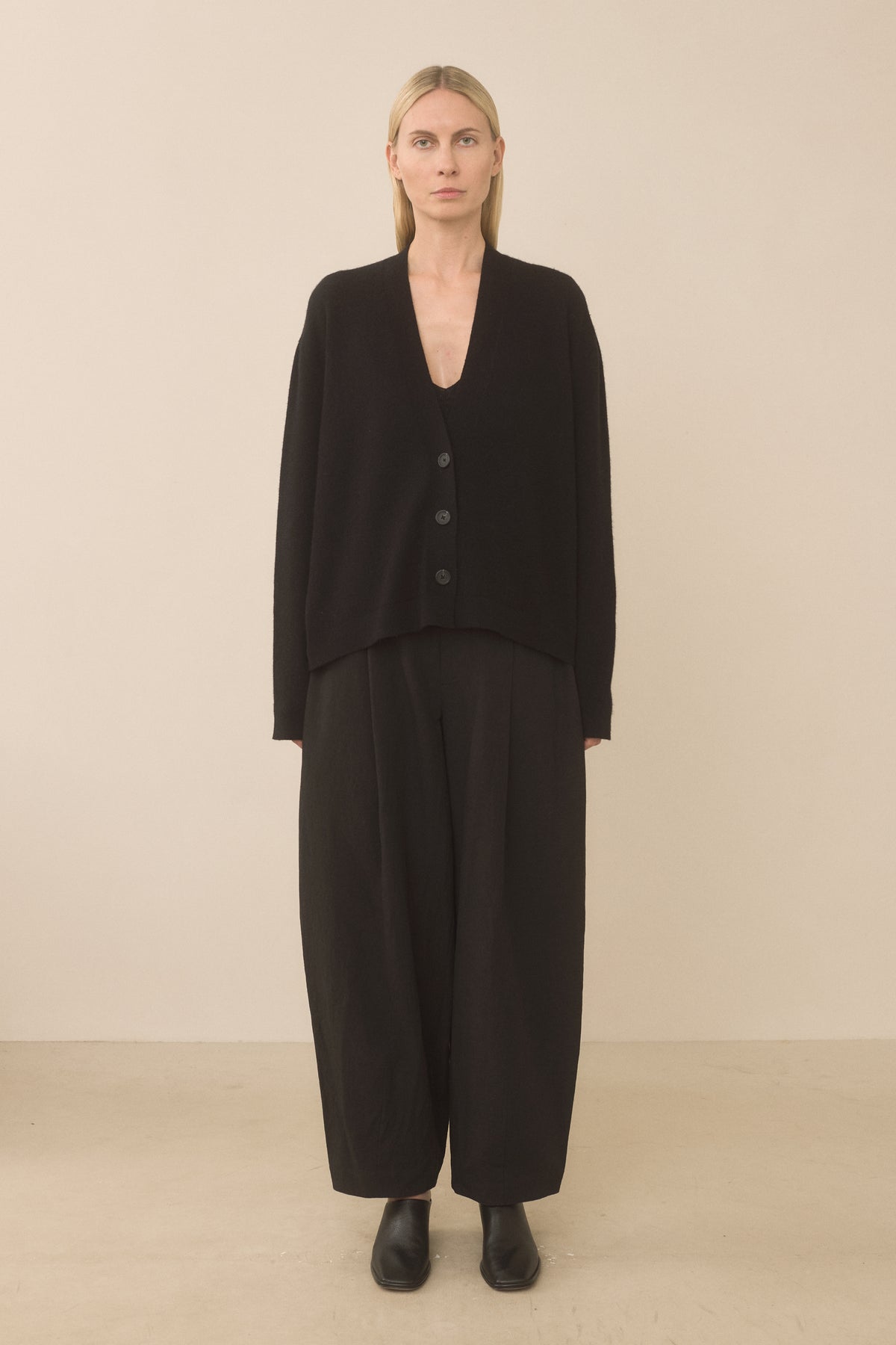 SOFT LOW BUTTON CARDIGAN