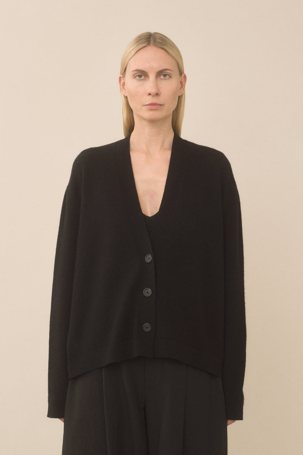 SOFT LOW BUTTON CARDIGAN
