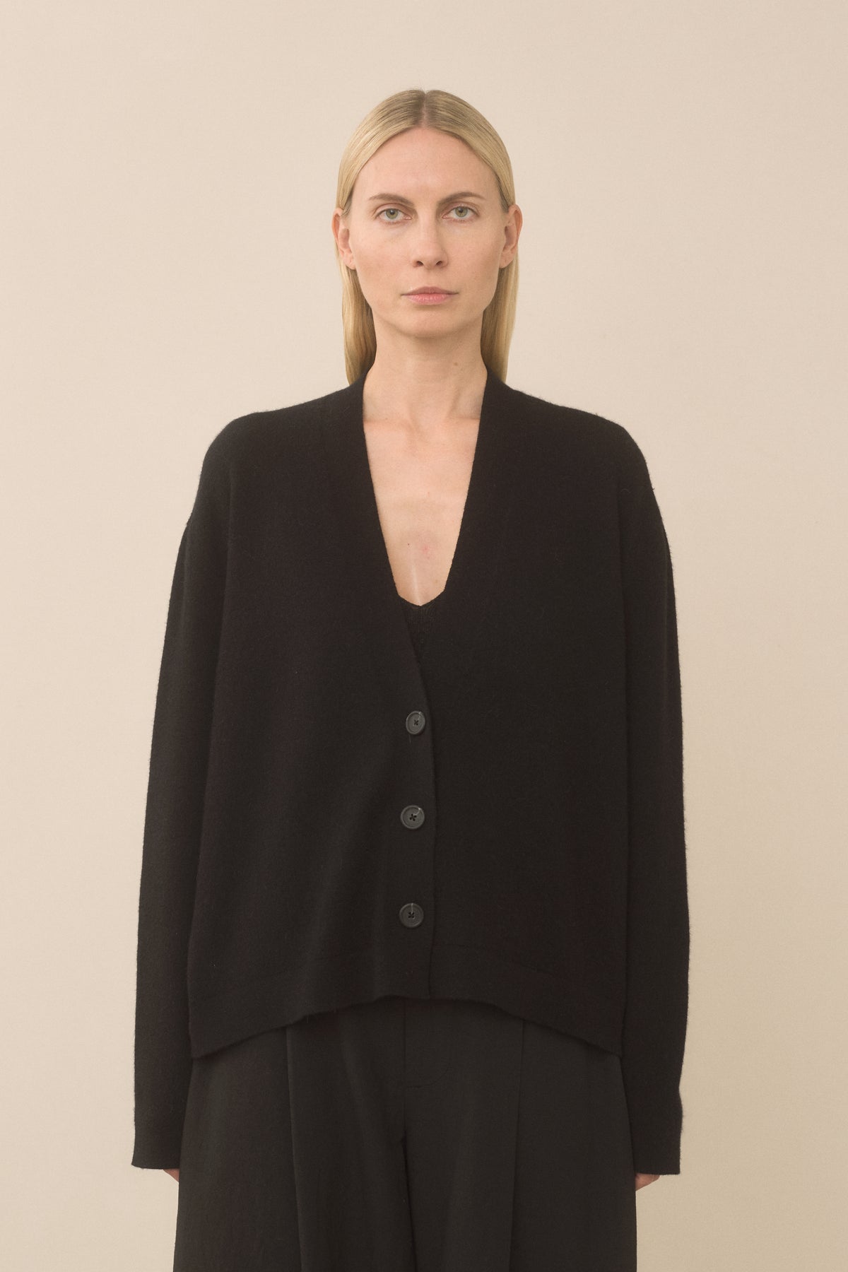SOFT LOW BUTTON CARDIGAN