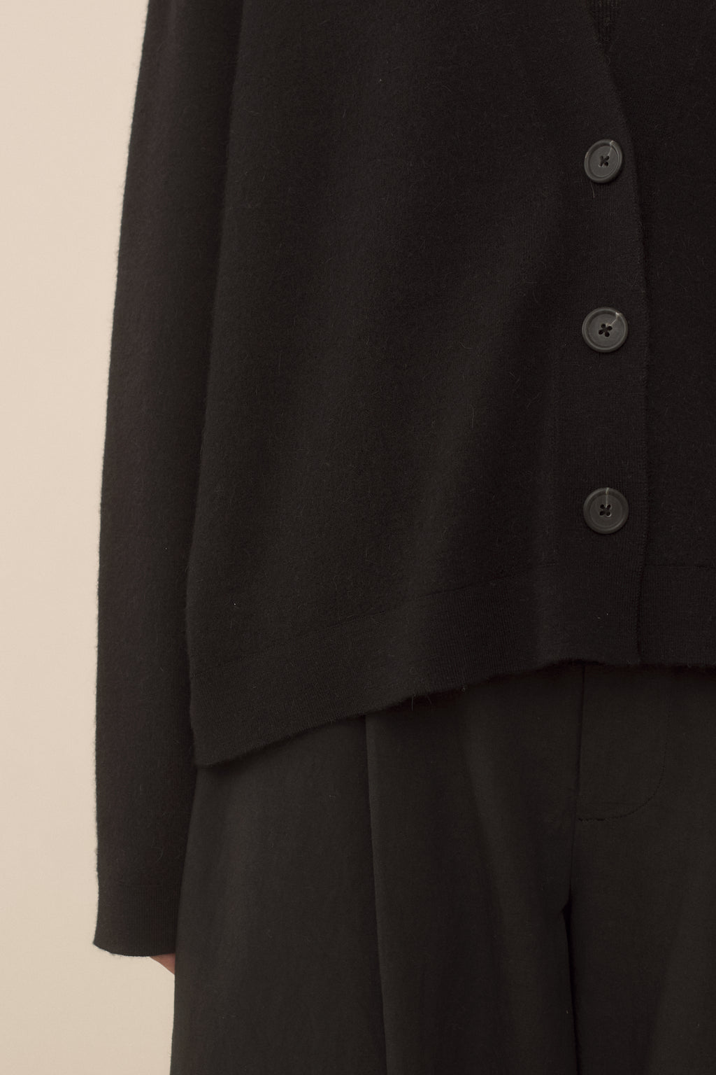 SOFT LOW BUTTON CARDIGAN
