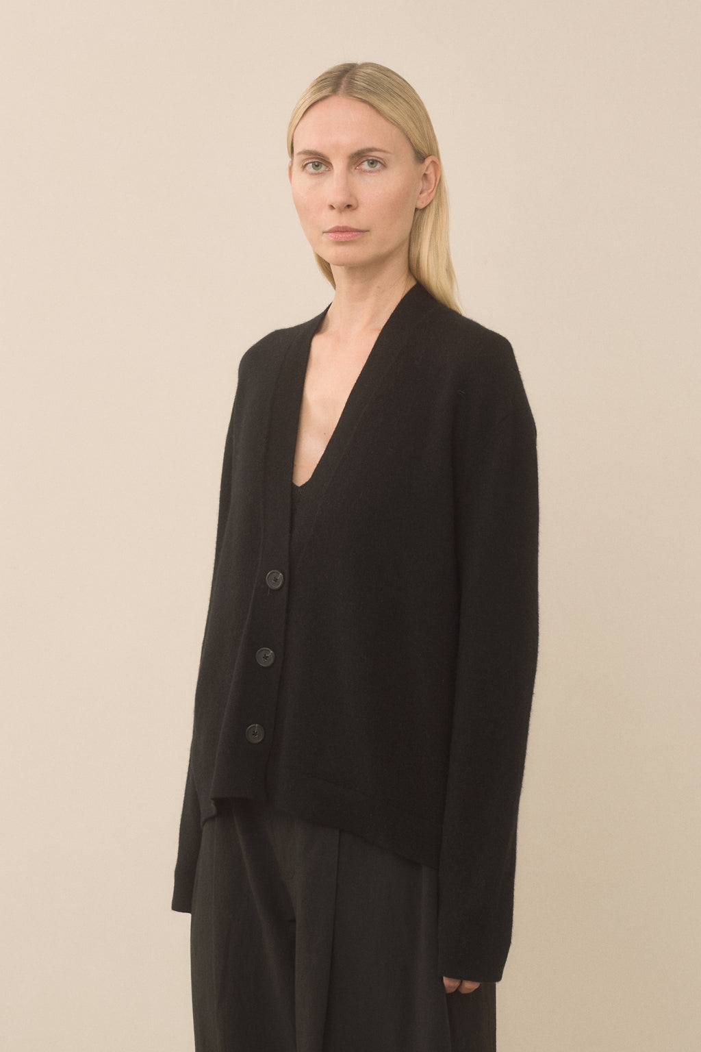 SOFT LOW BUTTON CARDIGAN