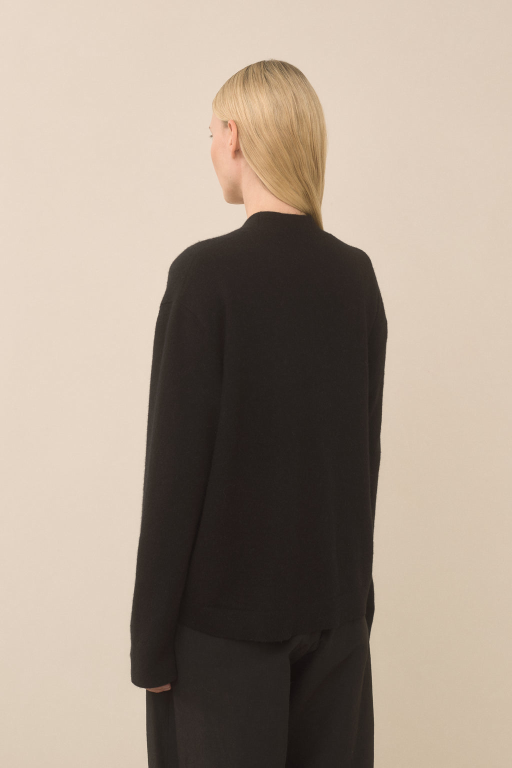 SOFT LOW BUTTON CARDIGAN