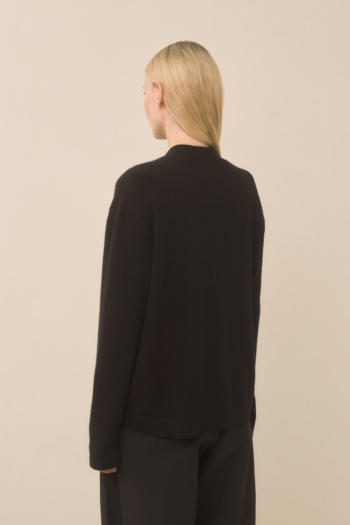 SOFT LOW BUTTON CARDIGAN