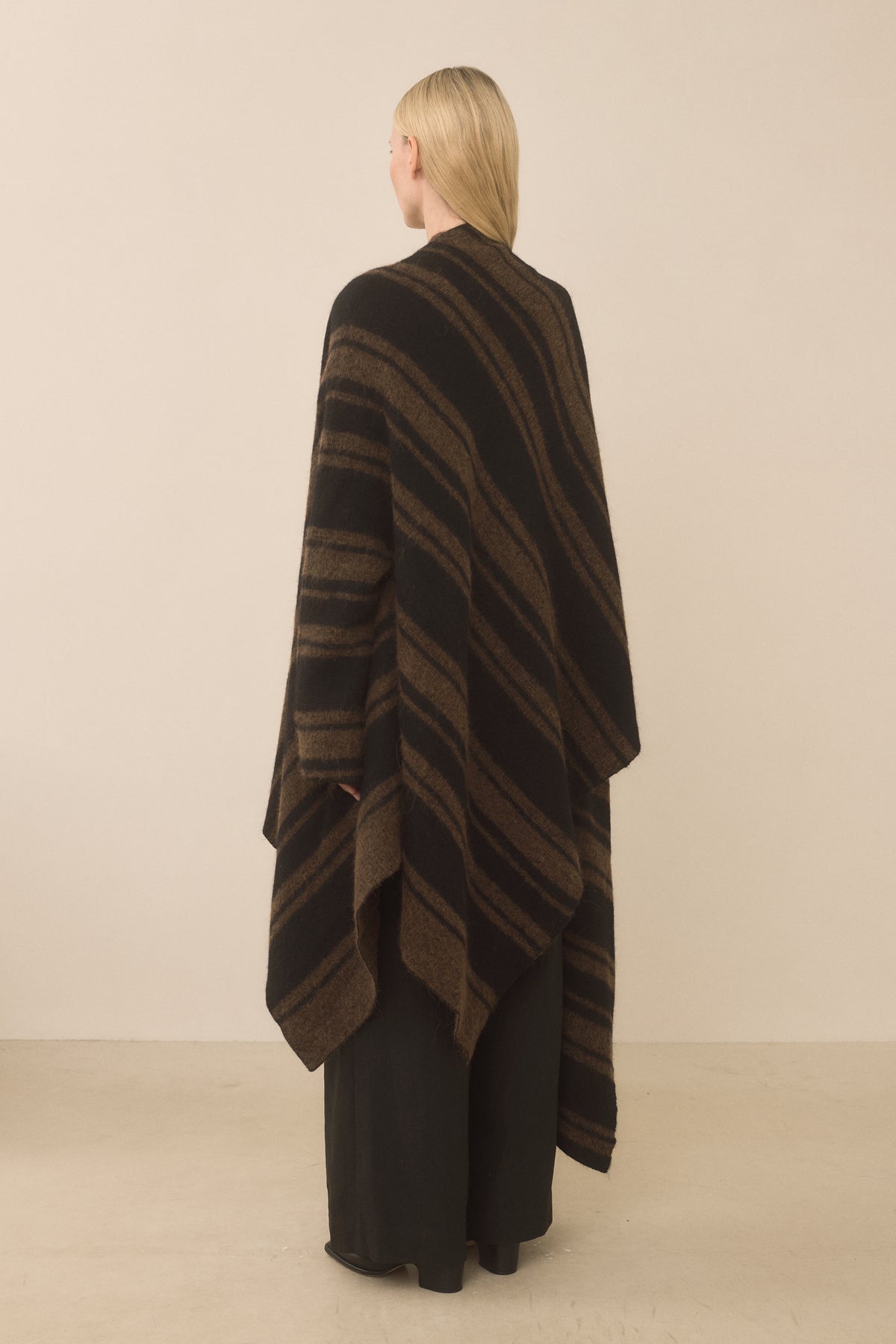 BANDED WRAP MANTLE