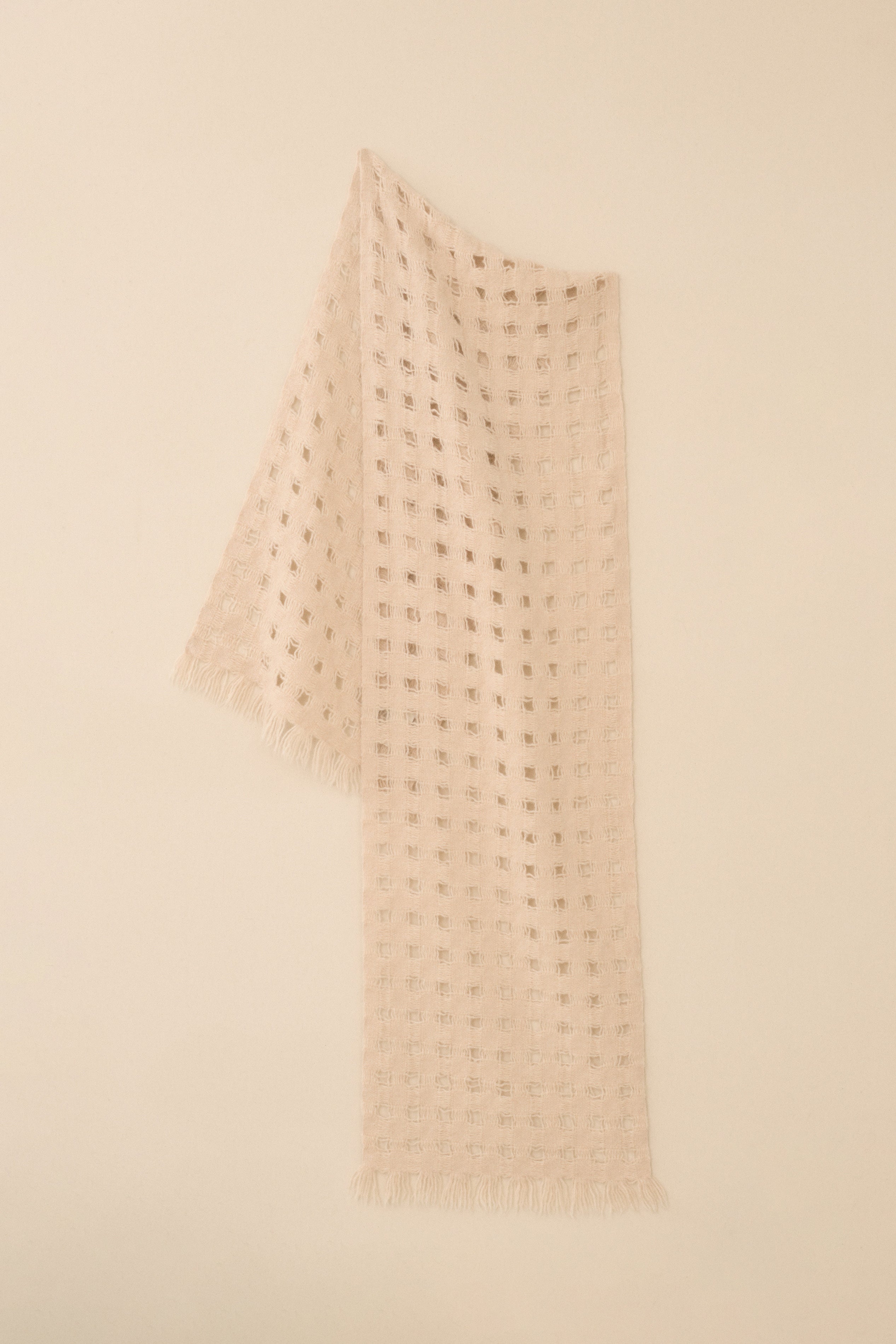 HANDWOVEN GRID WRAP