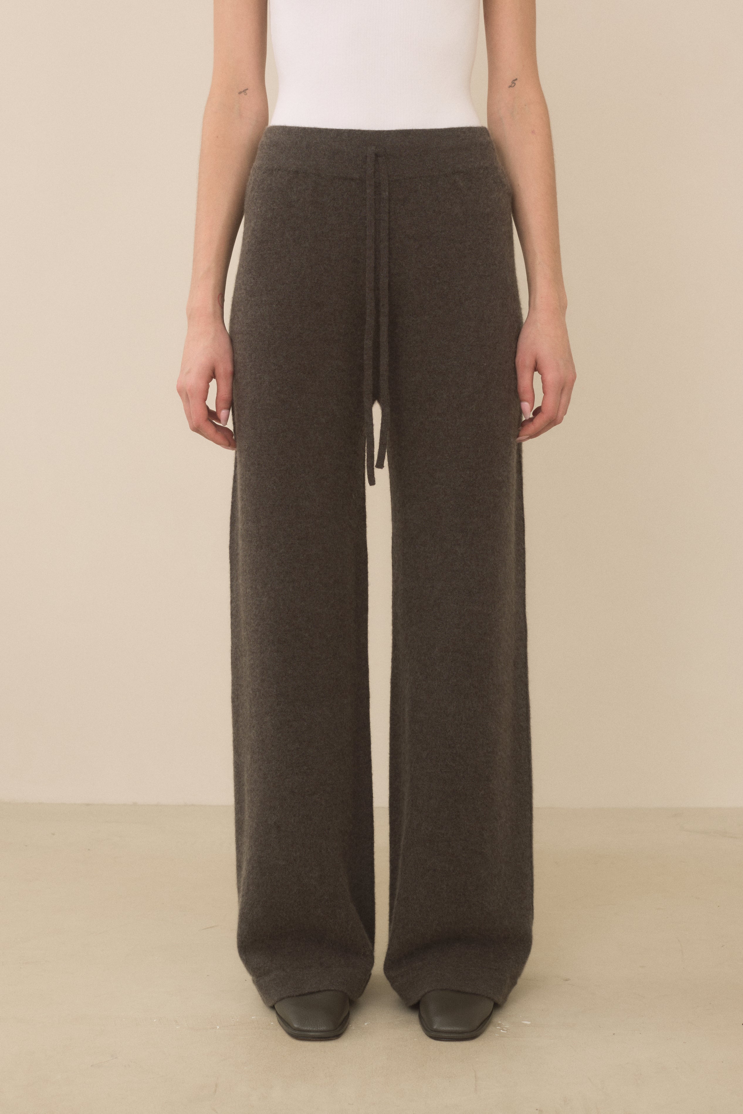 SOFT STRAIGHT PANTS