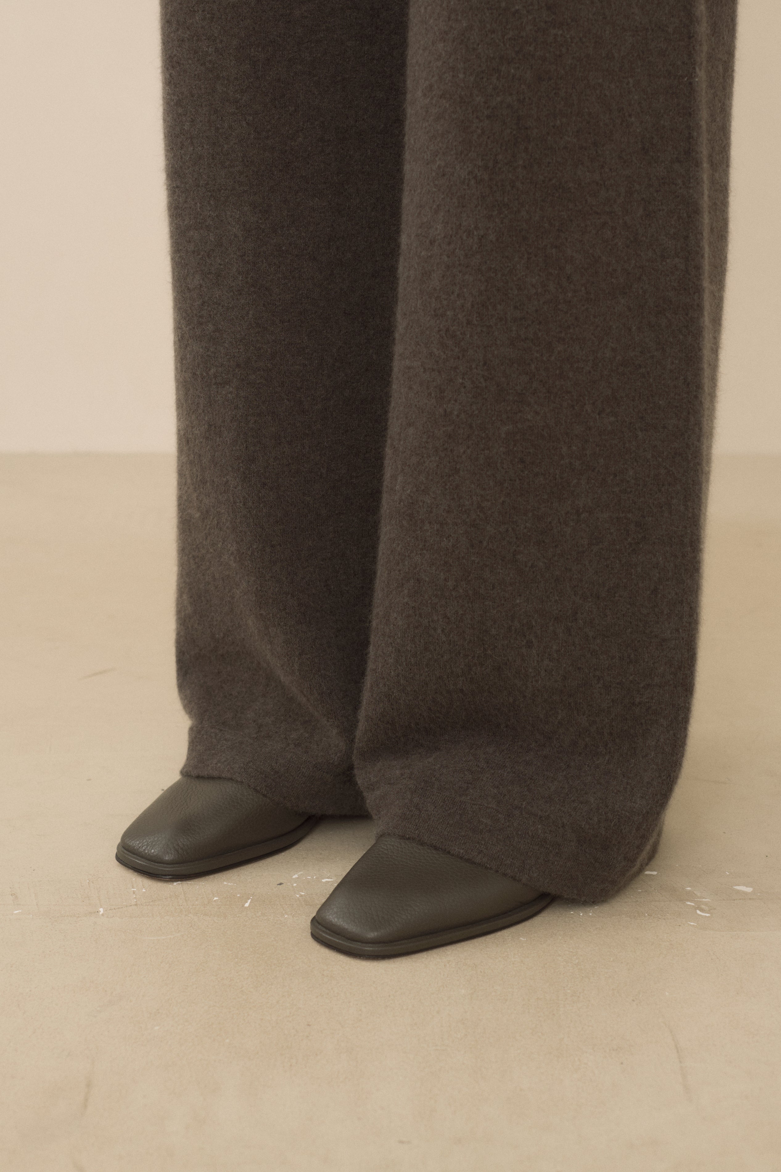 SOFT STRAIGHT PANTS