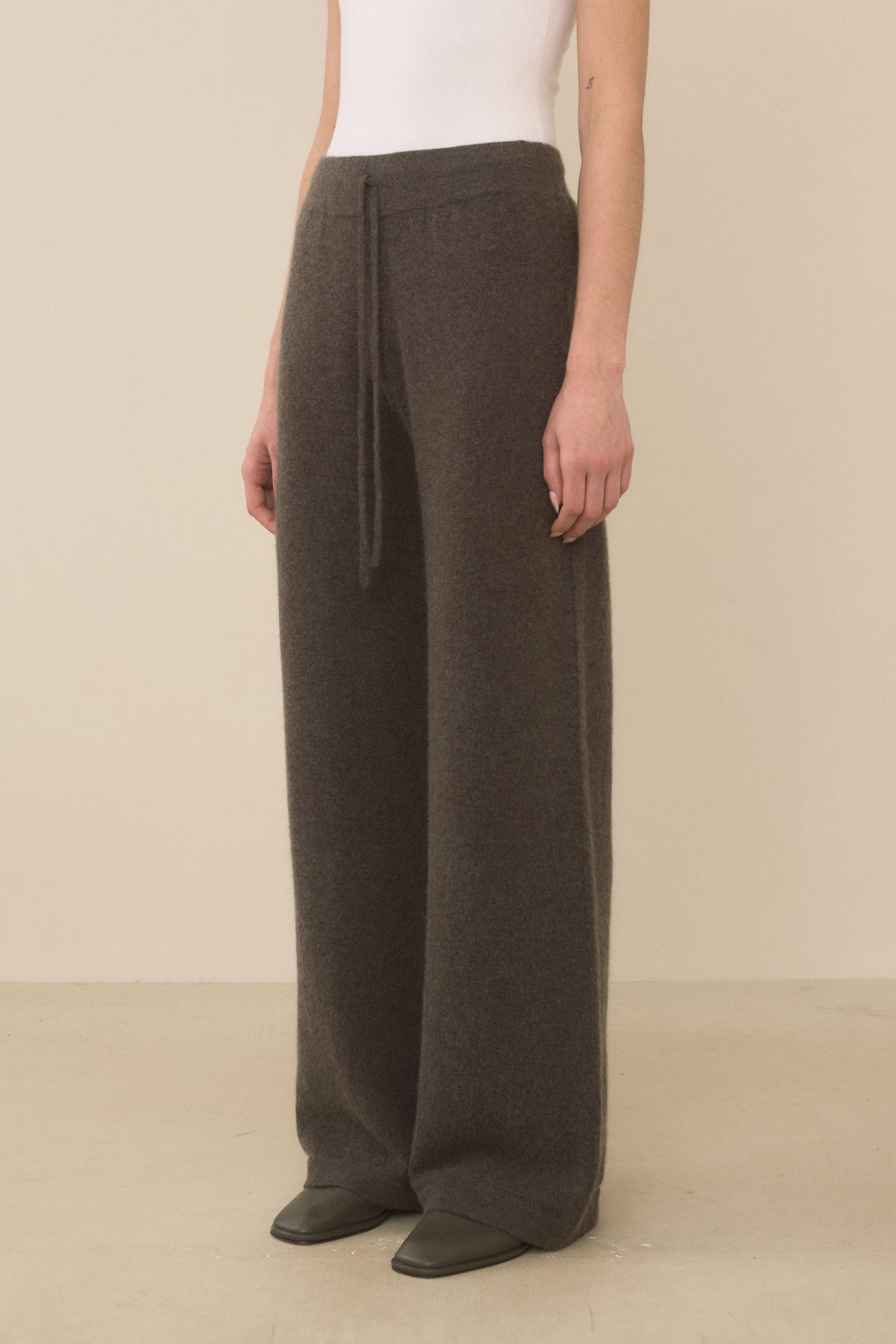 SOFT STRAIGHT PANTS