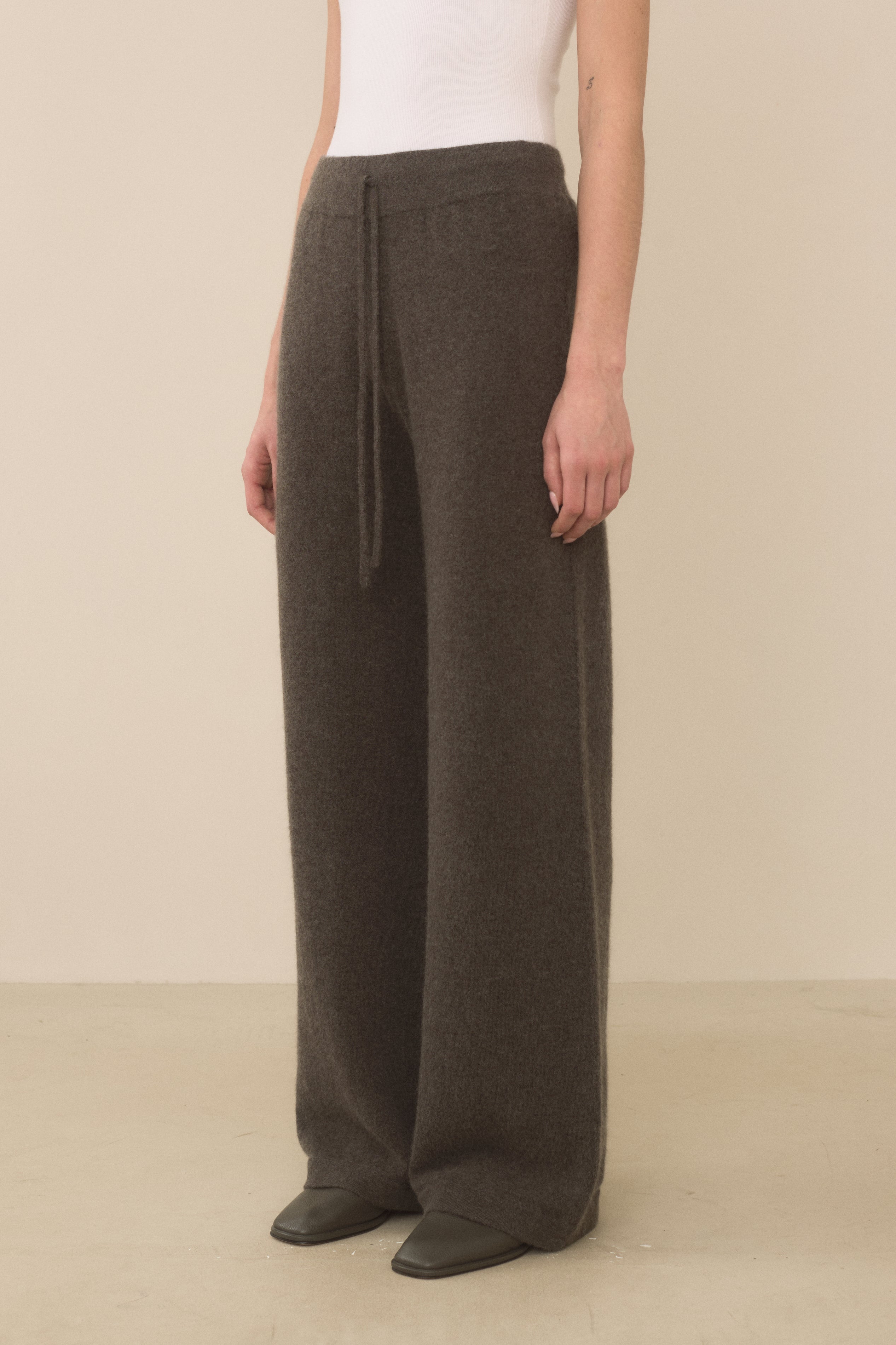 SOFT STRAIGHT PANTS