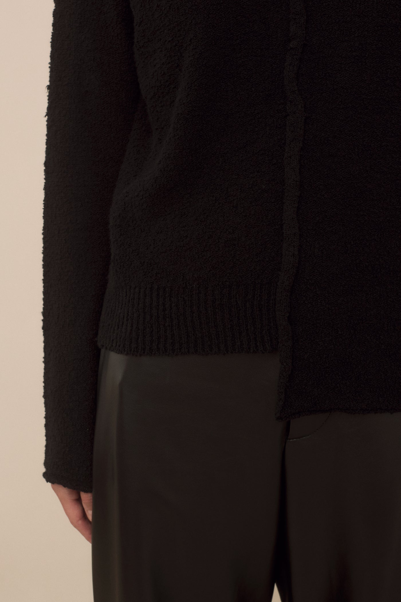 BOUCLE V NECK