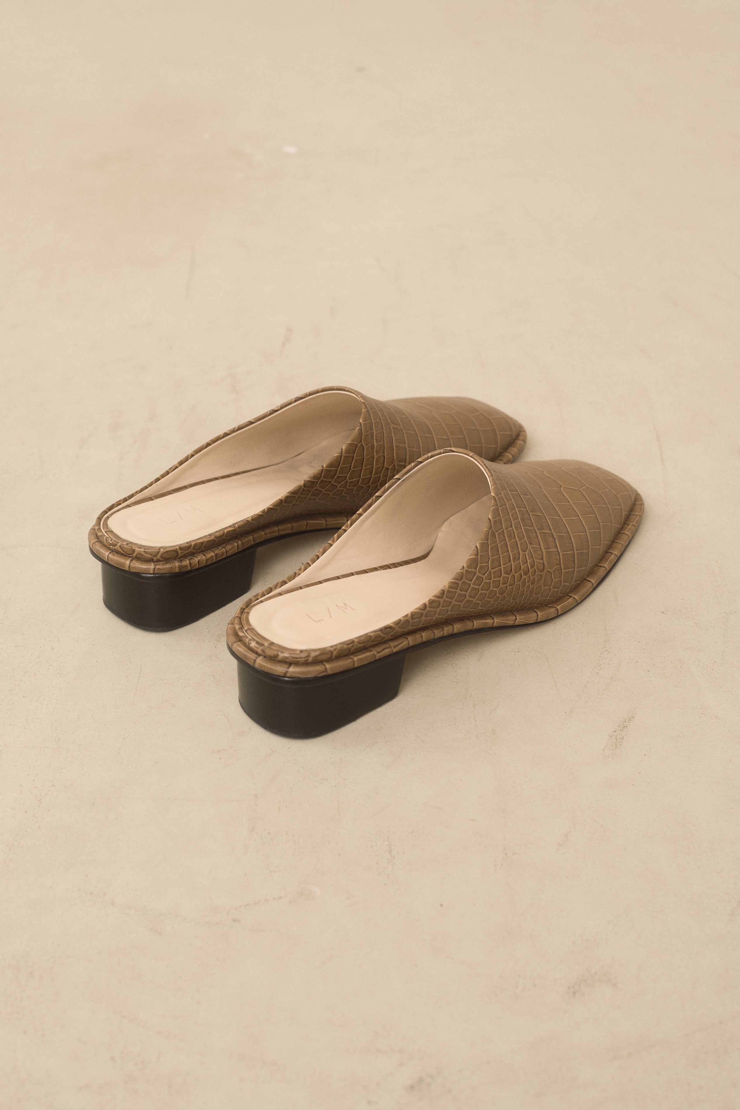 EMBOSSED SQUARE MULE