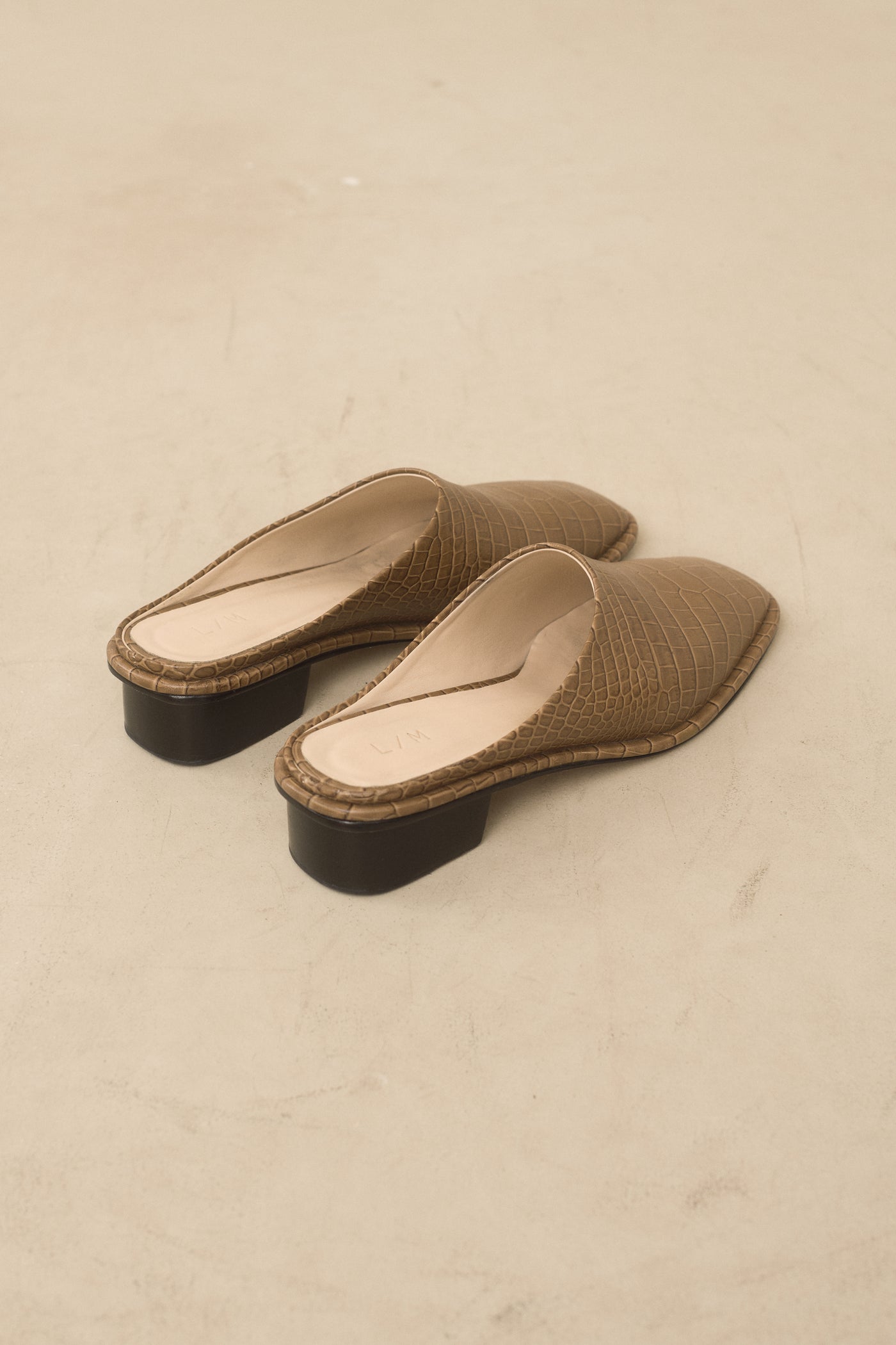 EMBOSSED SQUARE MULE