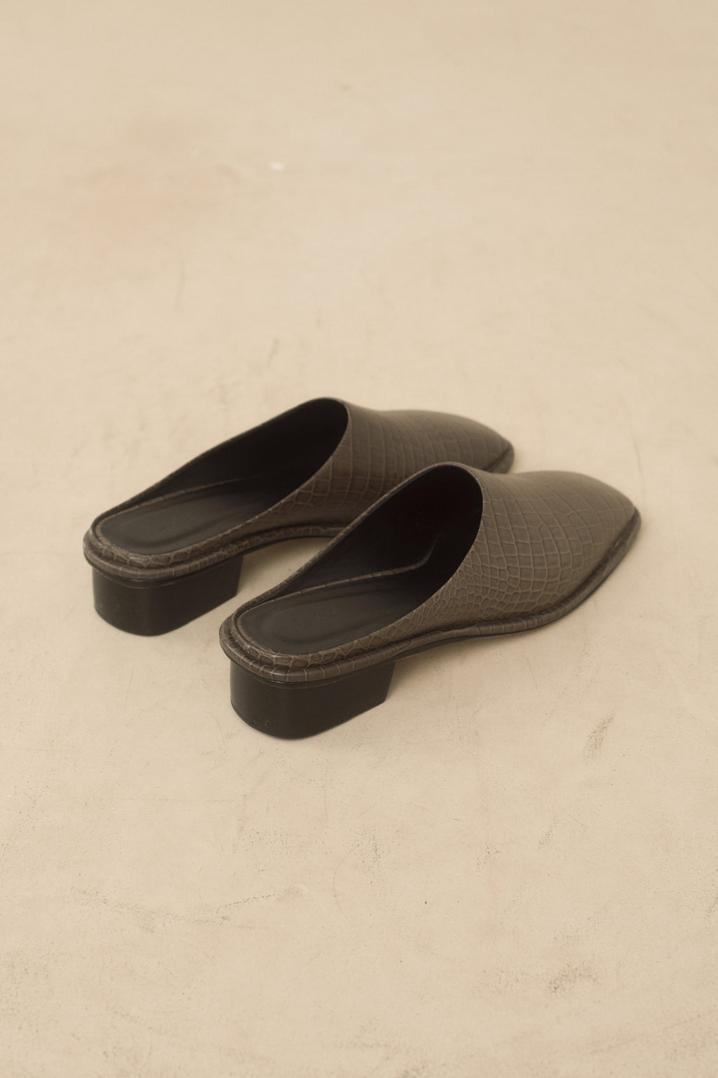 EMBOSSED SQUARE MULE