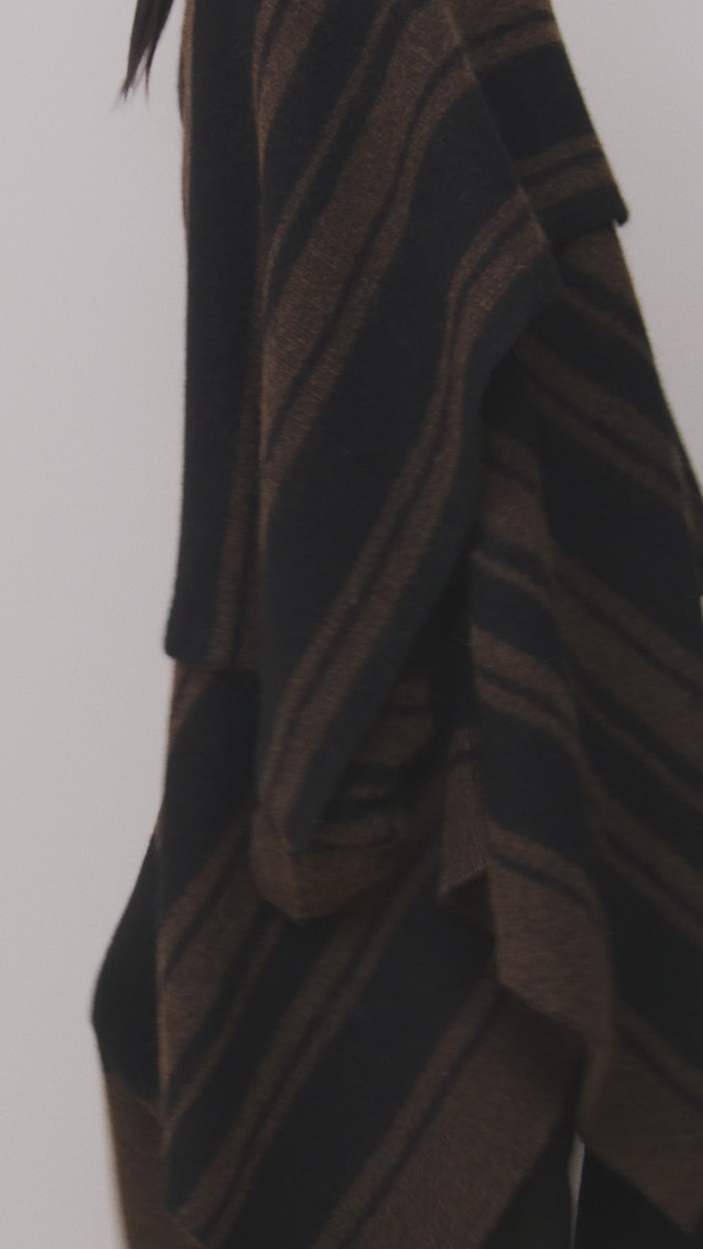 BANDED WRAP MANTLE