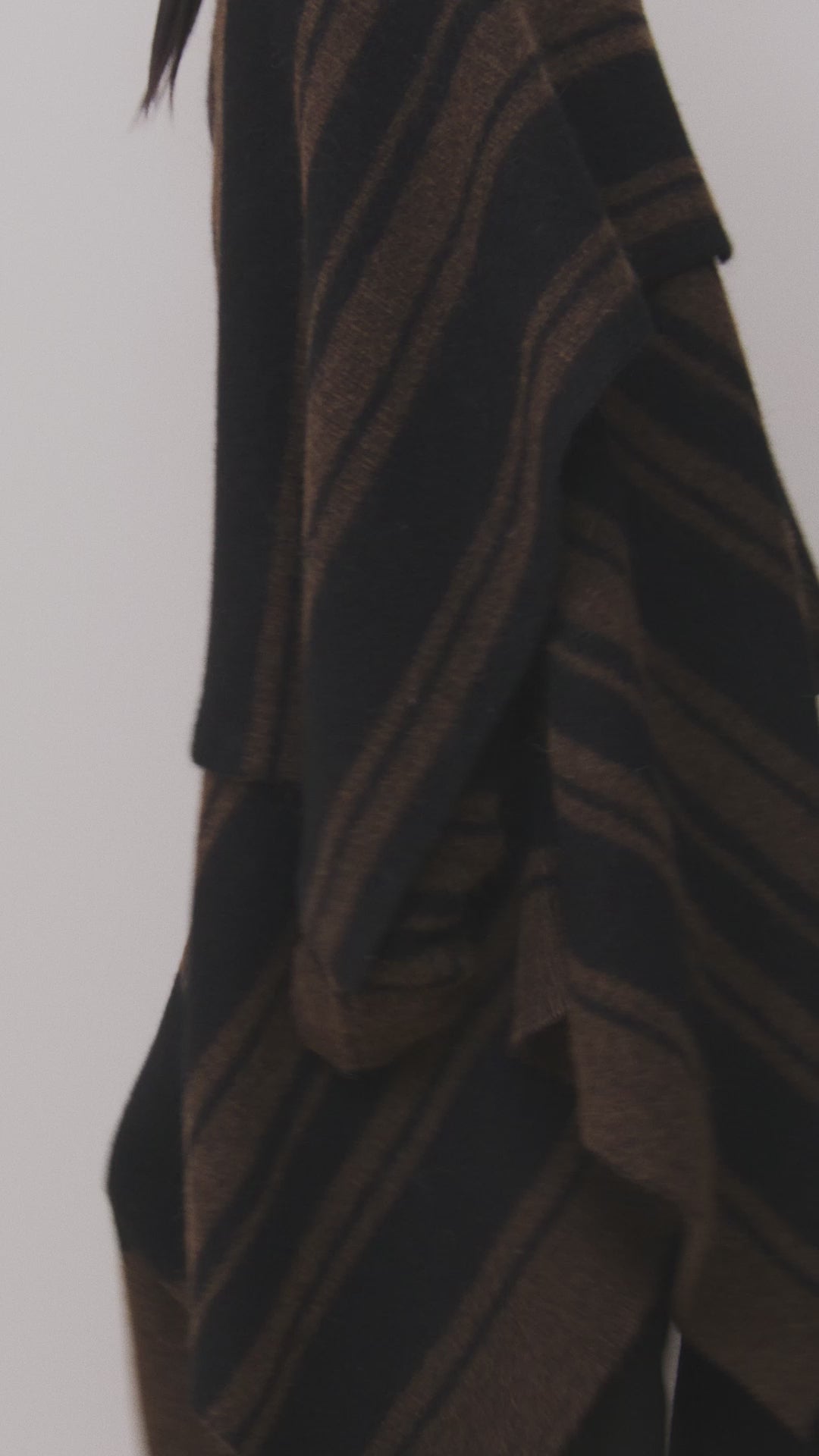 BANDED WRAP MANTLE